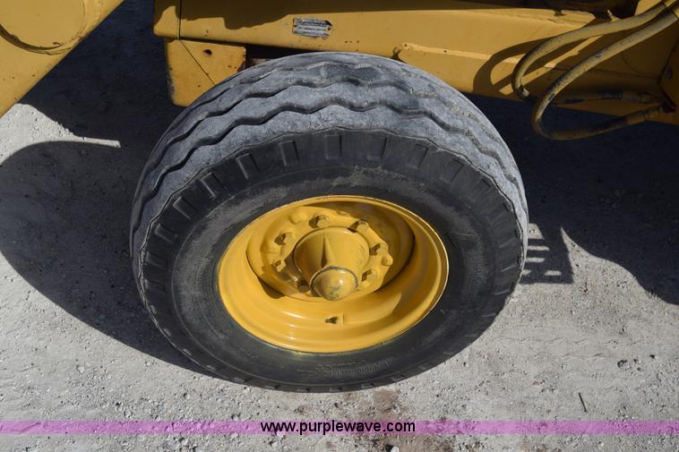 image for item K6576 1985 John Deere 410B backhoe