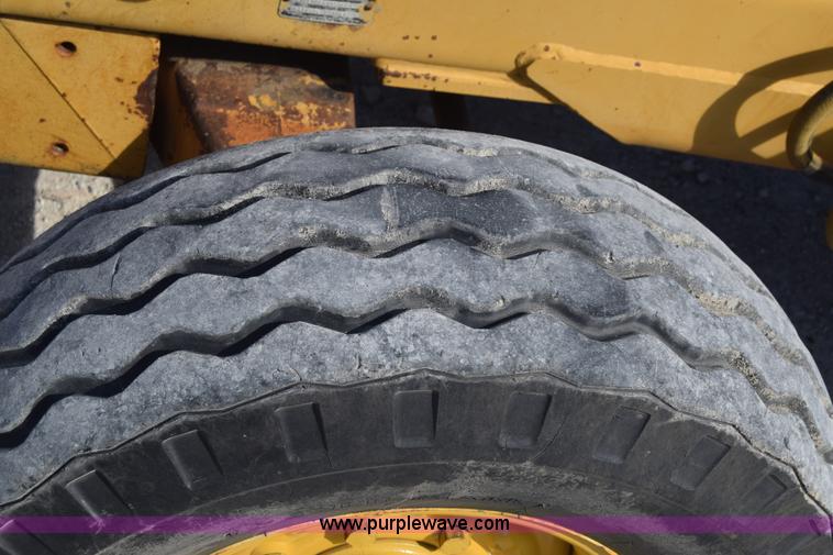 image for item K6576 1985 John Deere 410B backhoe