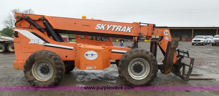 image for item K7241 2005 SkyTrak 10042 telehandler