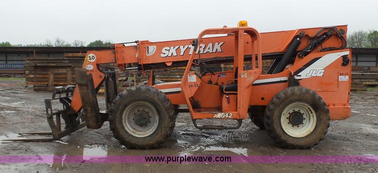 image for item K7241 2005 SkyTrak 10042 telehandler