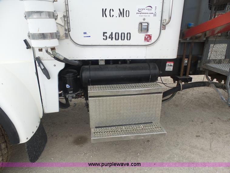 image for item K7928 2001 Peterbilt 357 crane truck