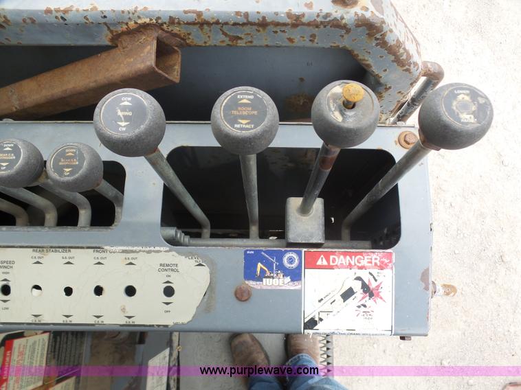 image for item K7928 2001 Peterbilt 357 crane truck