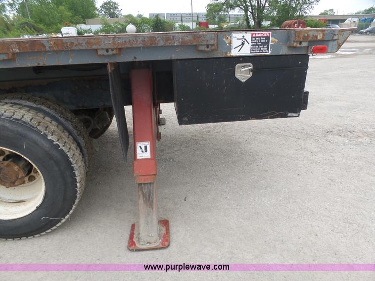 image for item K7928 2001 Peterbilt 357 crane truck