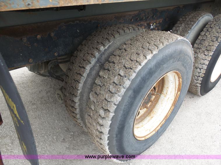 image for item K7928 2001 Peterbilt 357 crane truck