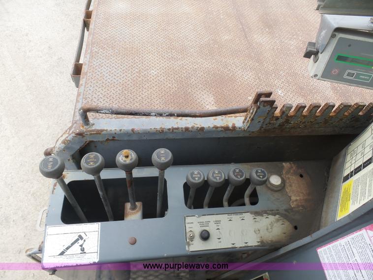 image for item K7928 2001 Peterbilt 357 crane truck