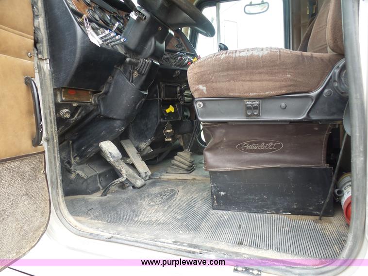 image for item K7928 2001 Peterbilt 357 crane truck