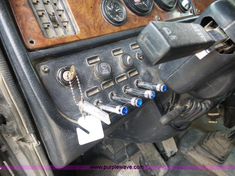 image for item K7928 2001 Peterbilt 357 crane truck