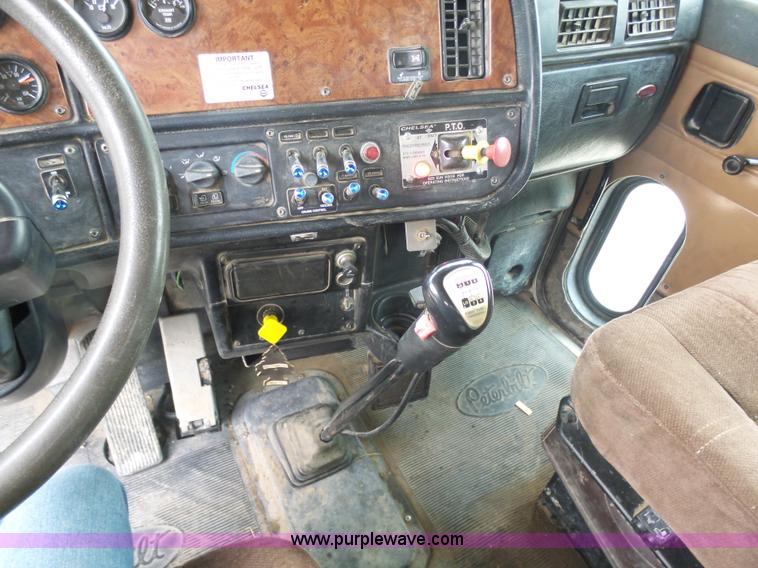 image for item K7928 2001 Peterbilt 357 crane truck