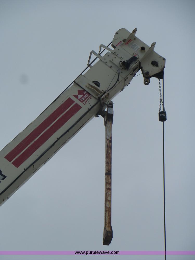 image for item K7928 2001 Peterbilt 357 crane truck