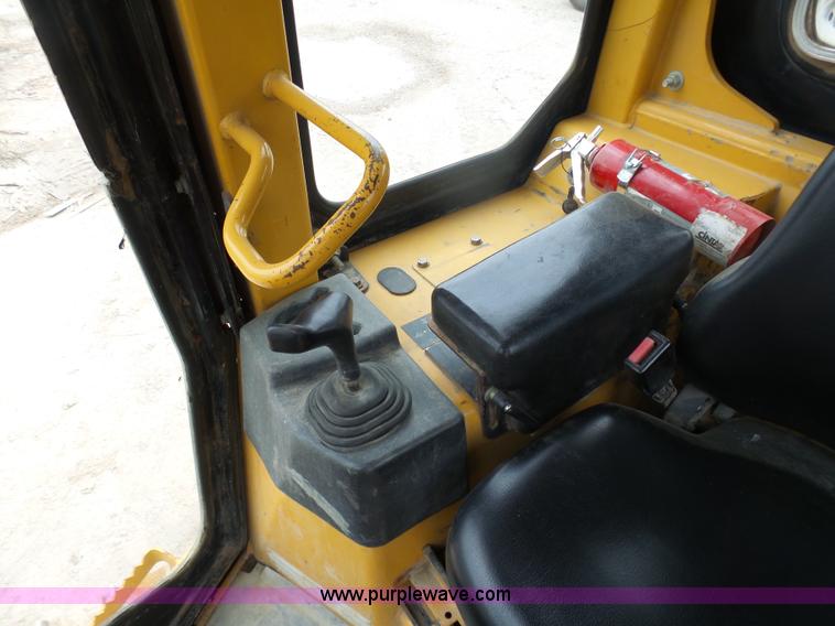 image for item K7929 2003 Caterpillar D4G dozer