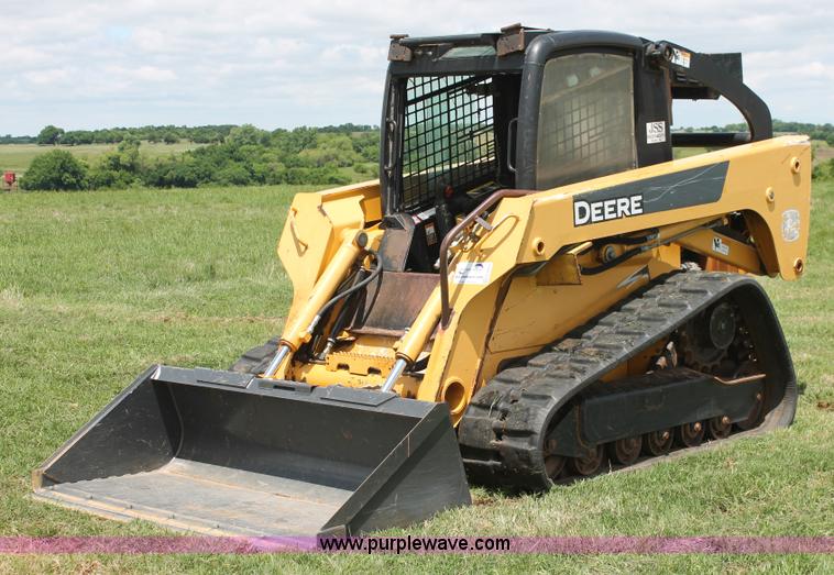 image for item K8904 2006 John Deere CT332 skid steer