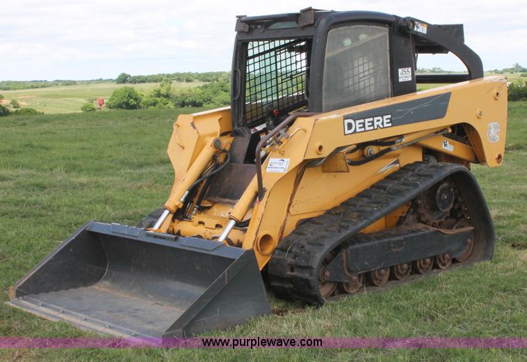 image for item K8904 2006 John Deere CT332 skid steer