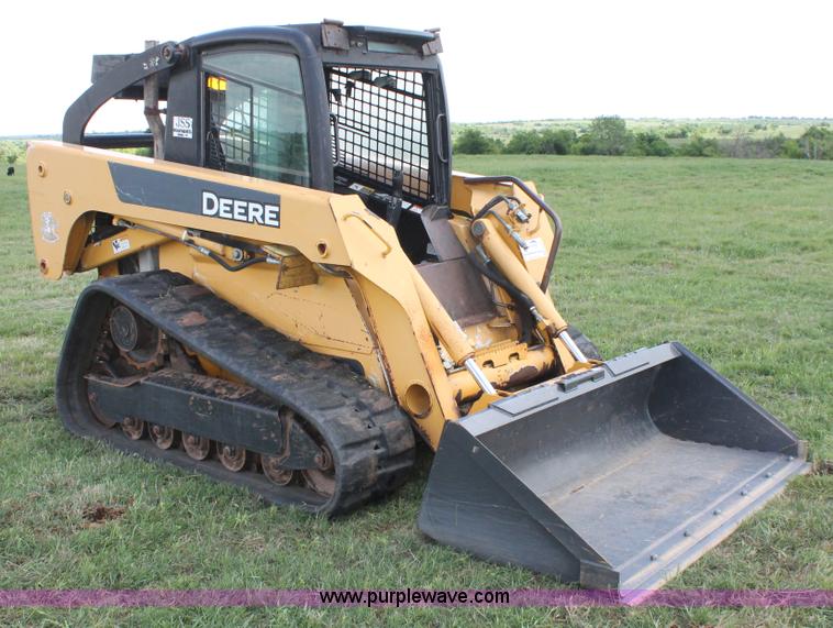 image for item K8904 2006 John Deere CT332 skid steer