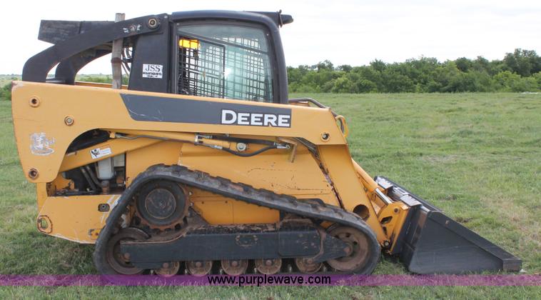image for item K8904 2006 John Deere CT332 skid steer