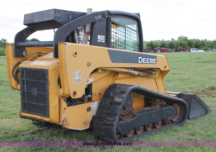 image for item K8904 2006 John Deere CT332 skid steer