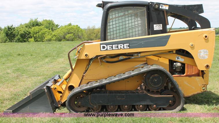 image for item K8904 2006 John Deere CT332 skid steer