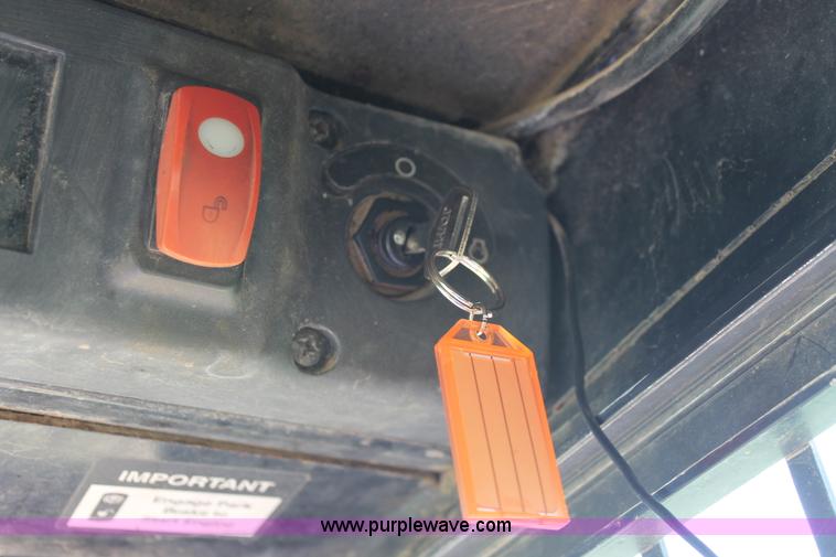 image for item K8904 2006 John Deere CT332 skid steer