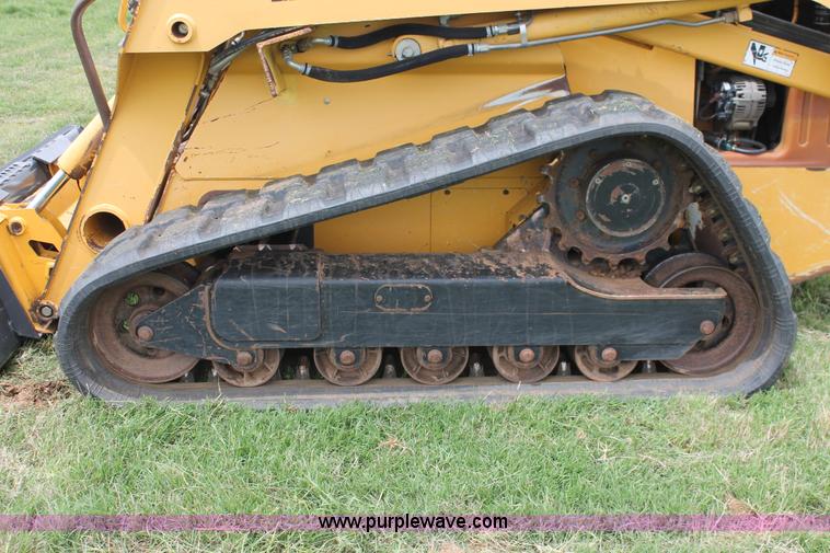 image for item K8904 2006 John Deere CT332 skid steer