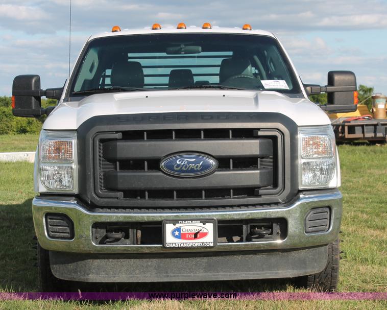 image for item K8912 2012 Ford F350  XL Super Duty Crew Cab flatbed pickup truck
