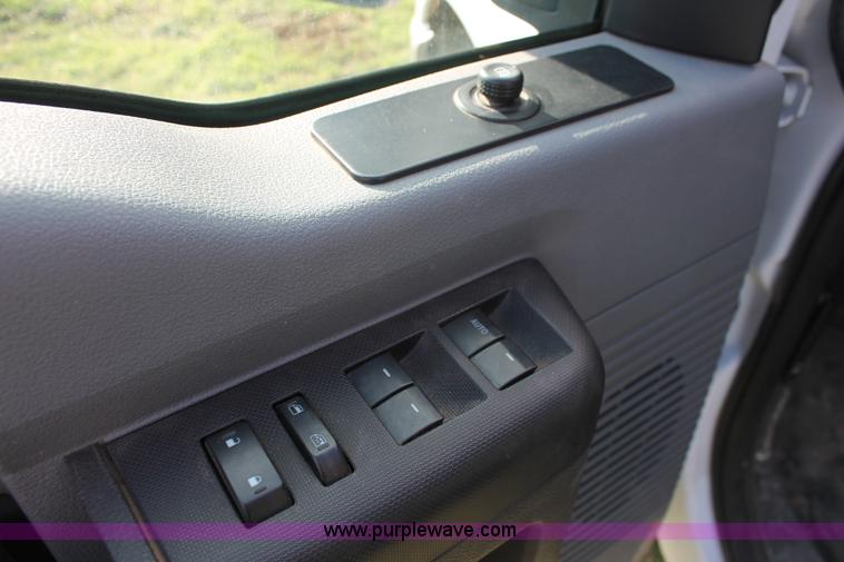 image for item K8912 2012 Ford F350  XL Super Duty Crew Cab flatbed pickup truck