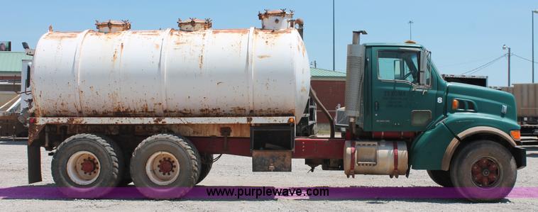 image for item K8953 2000 Sterling L9511 vacuum truck