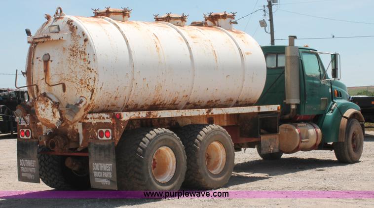 image for item K8953 2000 Sterling L9511 vacuum truck