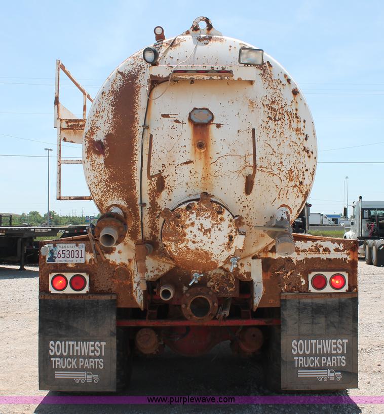 image for item K8953 2000 Sterling L9511 vacuum truck