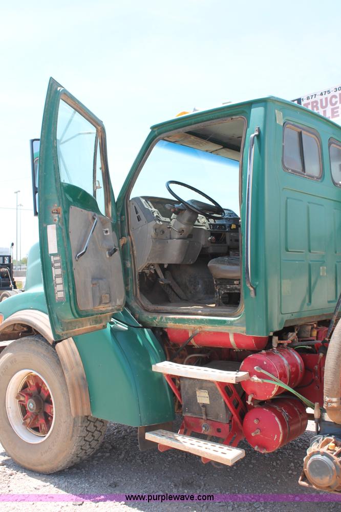 image for item K8953 2000 Sterling L9511 vacuum truck