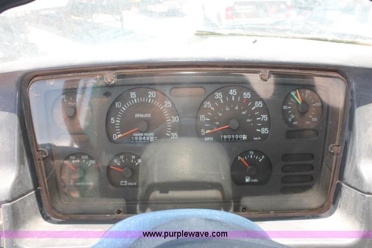 image for item K8953 2000 Sterling L9511 vacuum truck