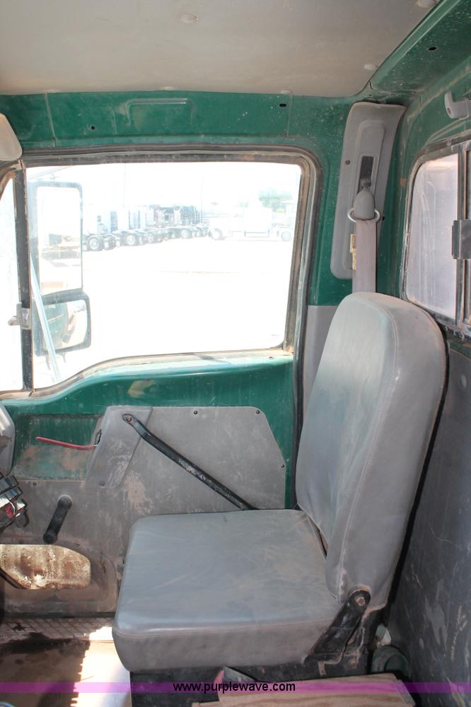 image for item K8953 2000 Sterling L9511 vacuum truck