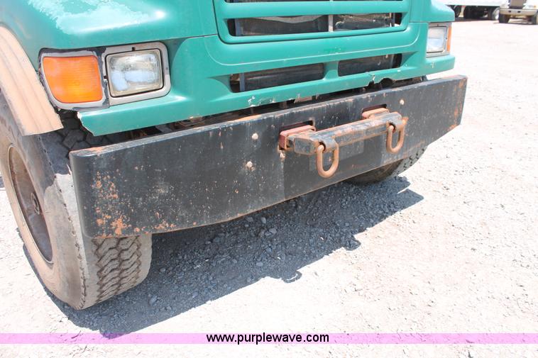 image for item K8953 2000 Sterling L9511 vacuum truck