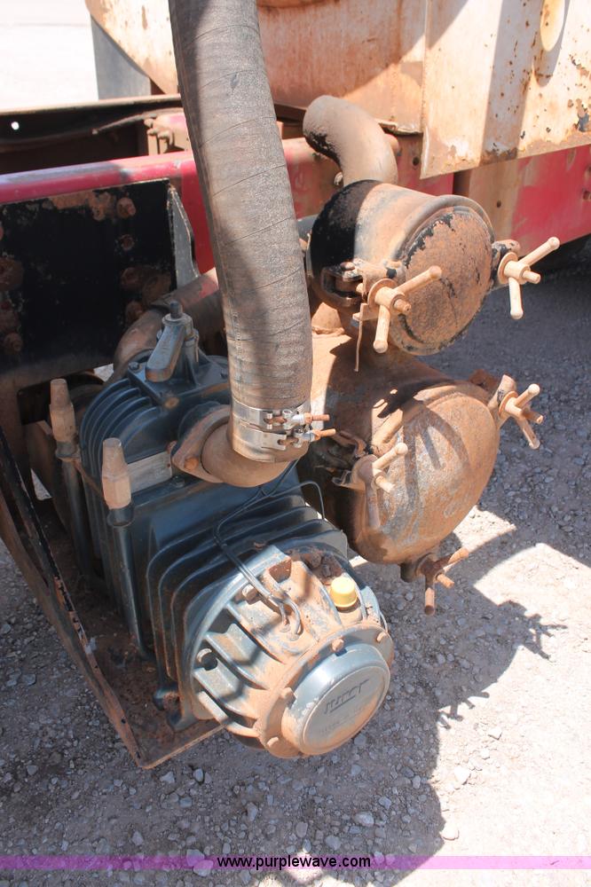 image for item K8953 2000 Sterling L9511 vacuum truck