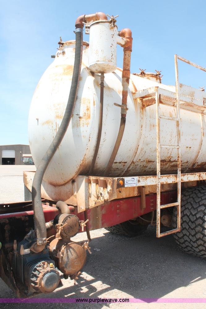 image for item K8953 2000 Sterling L9511 vacuum truck