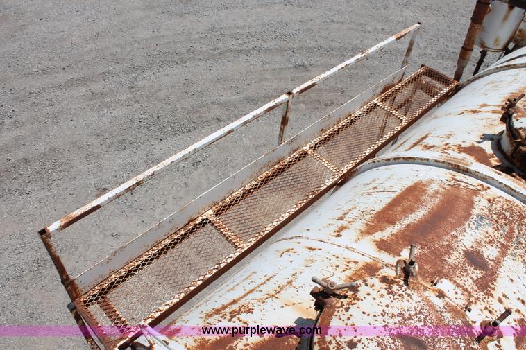 image for item K8953 2000 Sterling L9511 vacuum truck