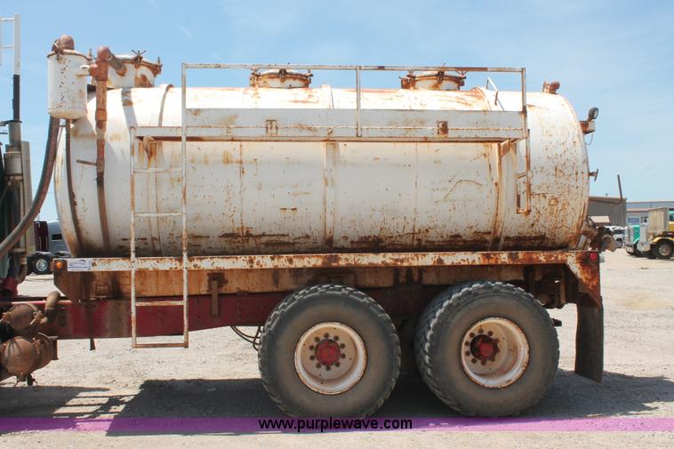 image for item K8953 2000 Sterling L9511 vacuum truck