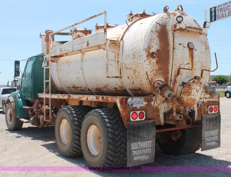 image for item K8953 2000 Sterling L9511 vacuum truck