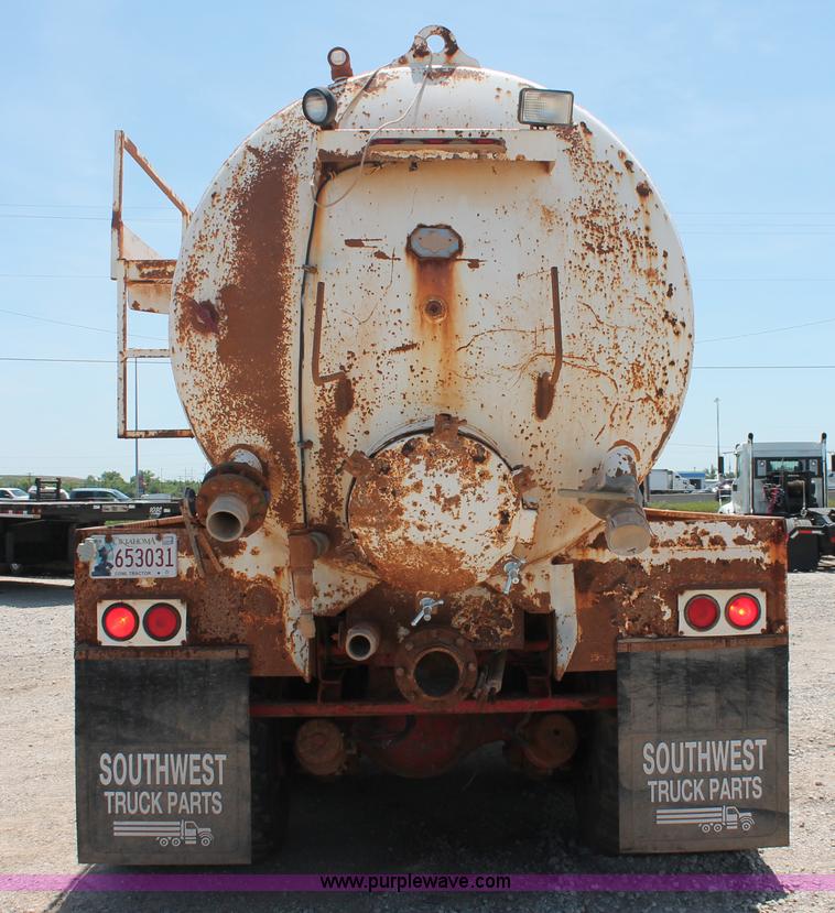 image for item K8953 2000 Sterling L9511 vacuum truck