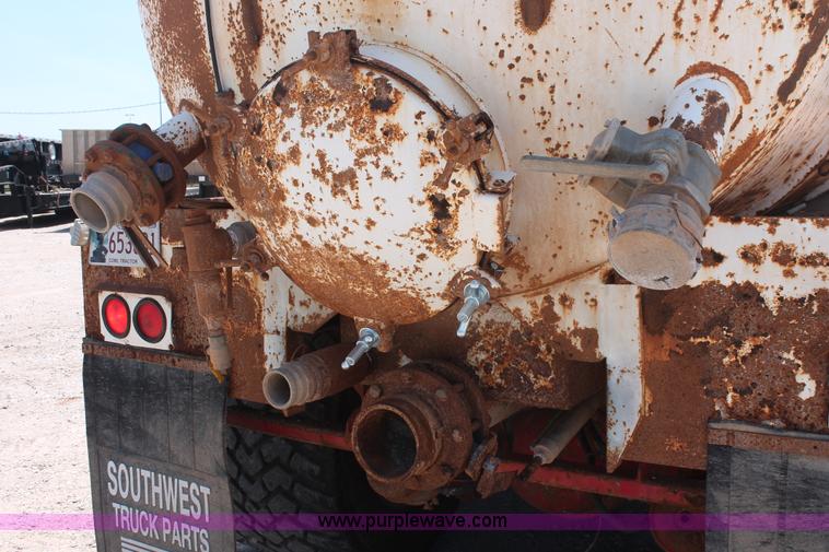 image for item K8953 2000 Sterling L9511 vacuum truck