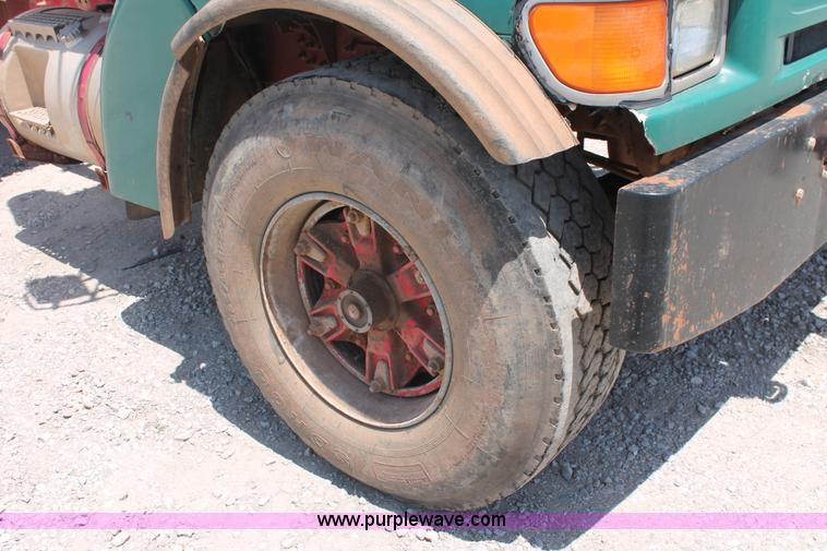 image for item K8953 2000 Sterling L9511 vacuum truck