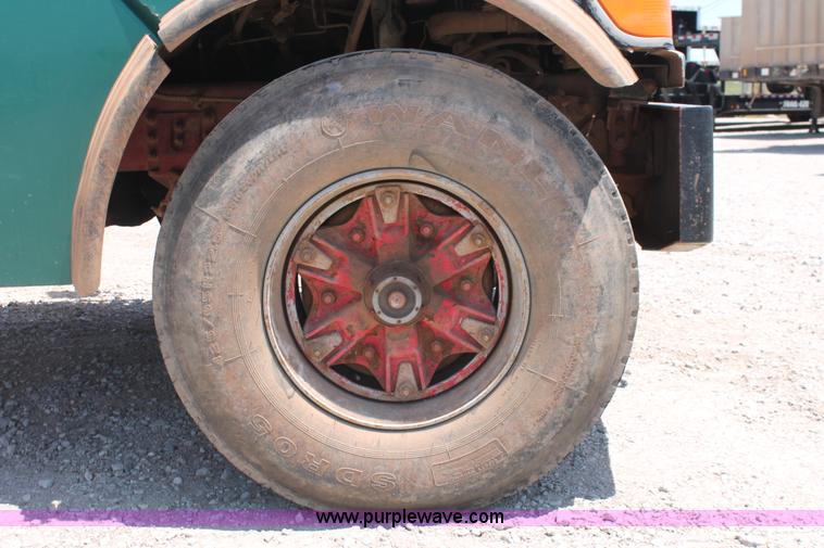 image for item K8953 2000 Sterling L9511 vacuum truck