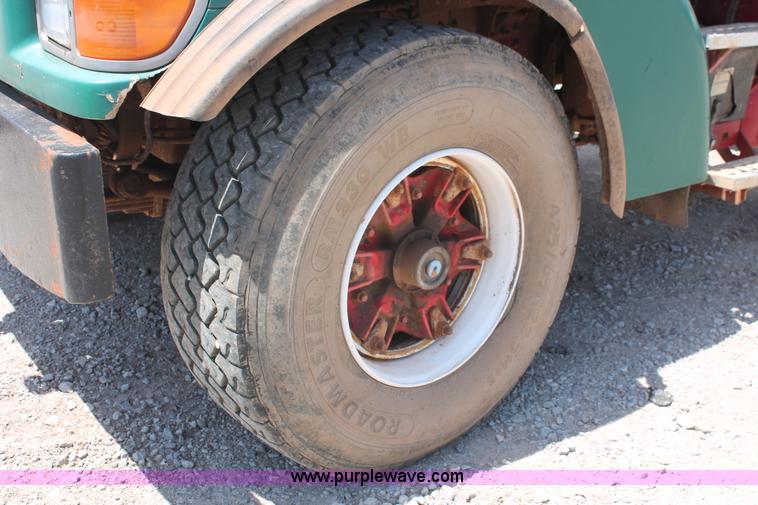 image for item K8953 2000 Sterling L9511 vacuum truck