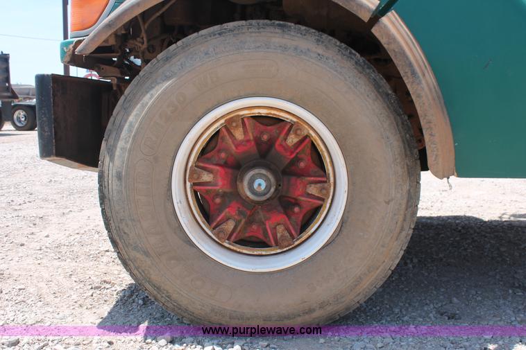 image for item K8953 2000 Sterling L9511 vacuum truck