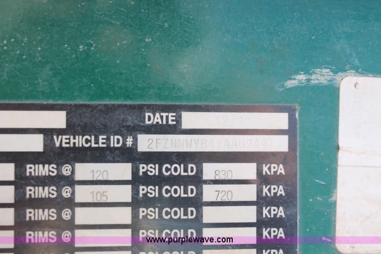 image for item K8953 2000 Sterling L9511 vacuum truck