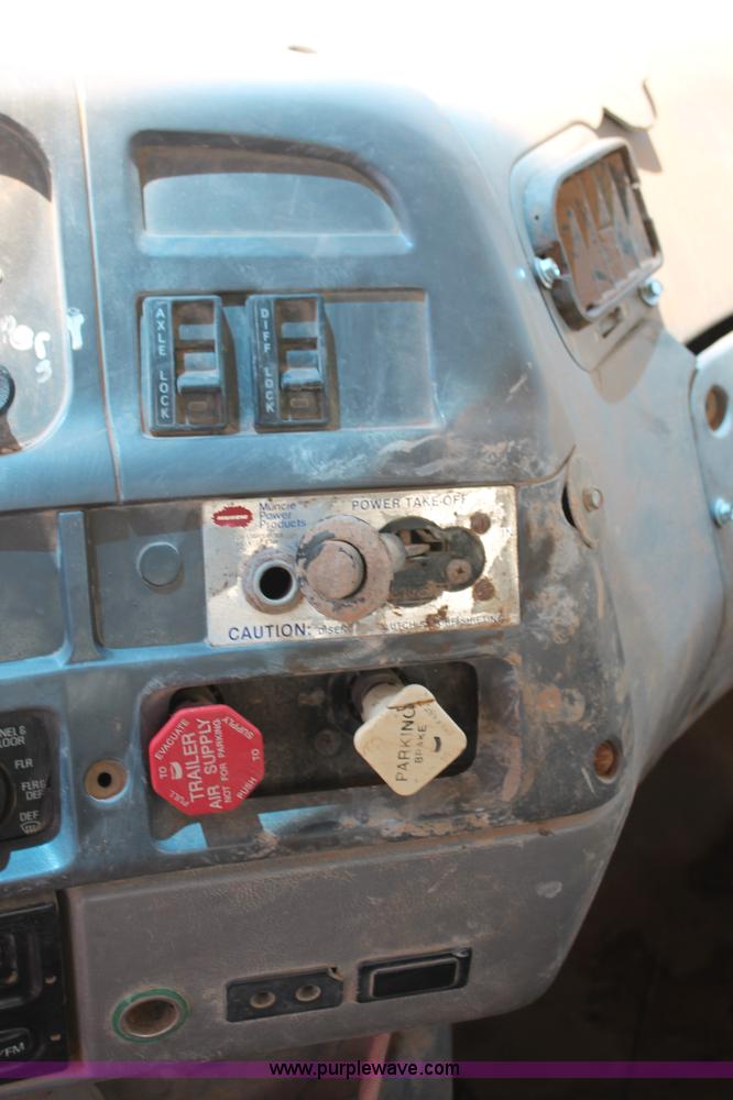 image for item K8954 2000 Sterling A9500 vacuum truck