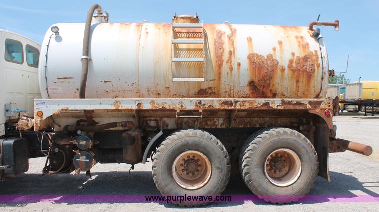 image for item K8954 2000 Sterling A9500 vacuum truck