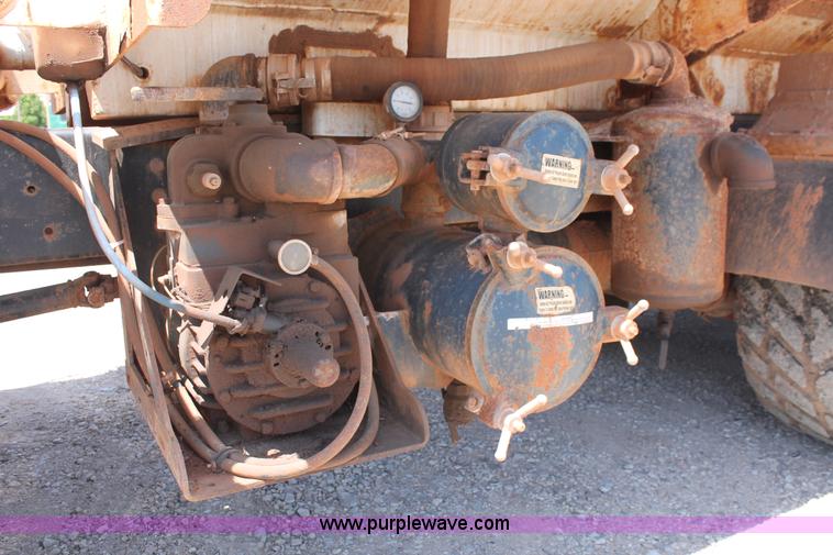 image for item K8954 2000 Sterling A9500 vacuum truck