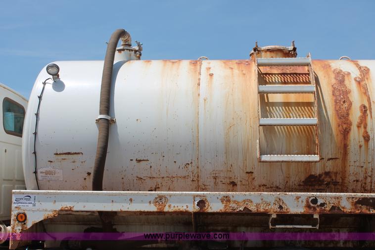 image for item K8954 2000 Sterling A9500 vacuum truck