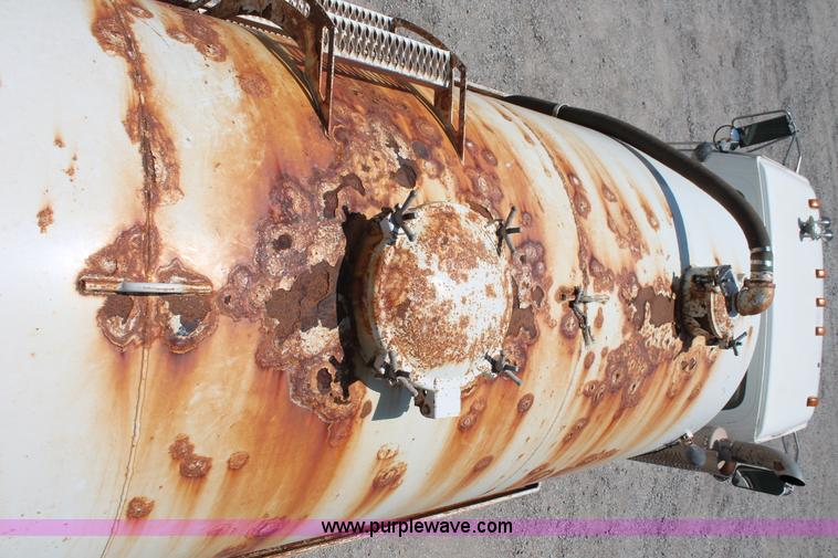 image for item K8954 2000 Sterling A9500 vacuum truck