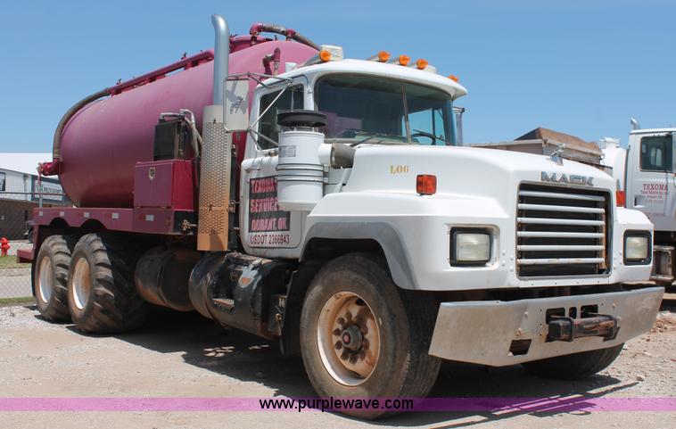 image for item K8955 2000 Mack RD688S vacuum truck