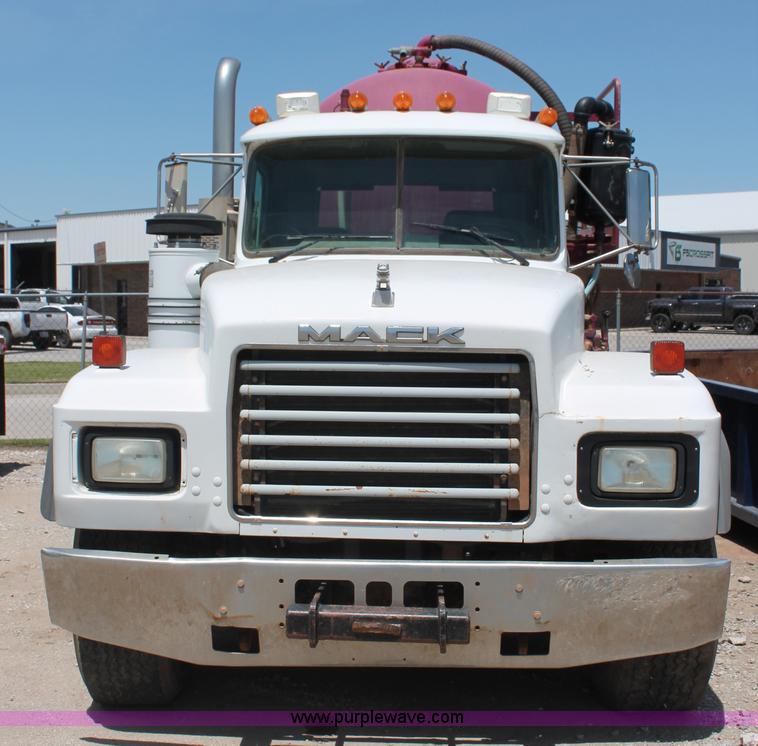 image for item K8955 2000 Mack RD688S vacuum truck